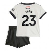 Camisa de Futebol Manchester United Luke Shaw #23 Equipamento Alternativo Infantil 2024-25 Manga Curta (+ Calças curtas)